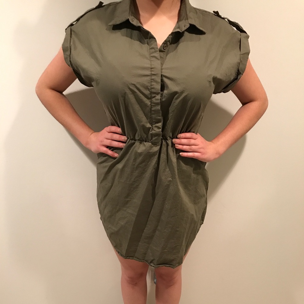 ⭐️Akria army greet dress shirt